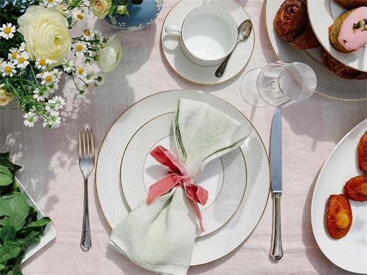 a-white-and-gold-wedding-table