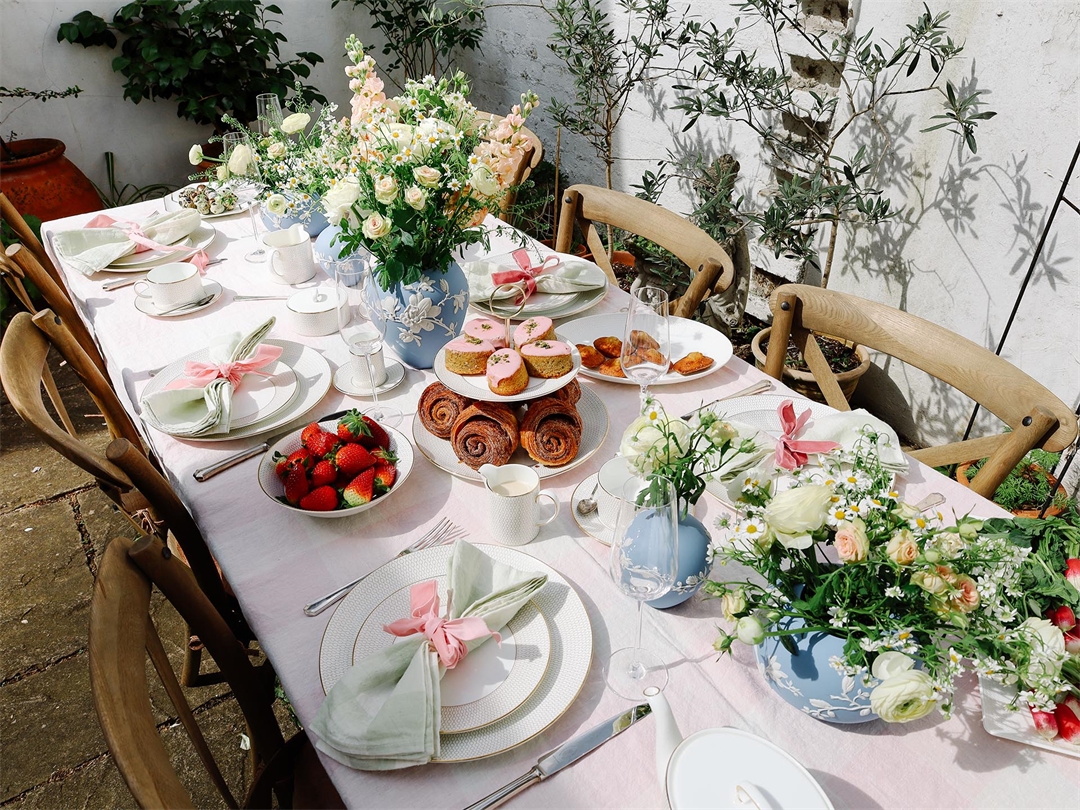 a_white_and_gold_summer_table_garden