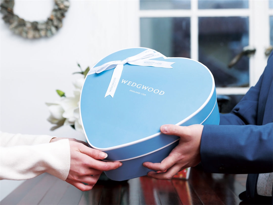 heart-shaped-box-with-two-hands