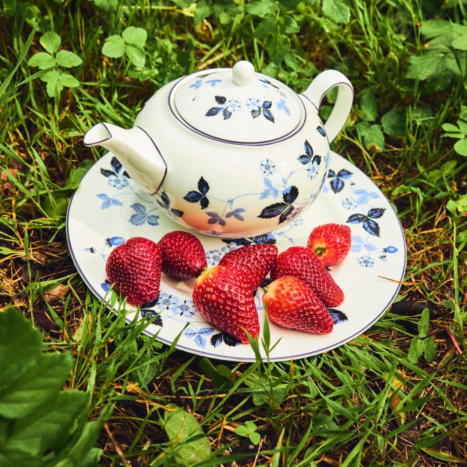 Wild Strawberry Inky Blue Teapot 800ml
